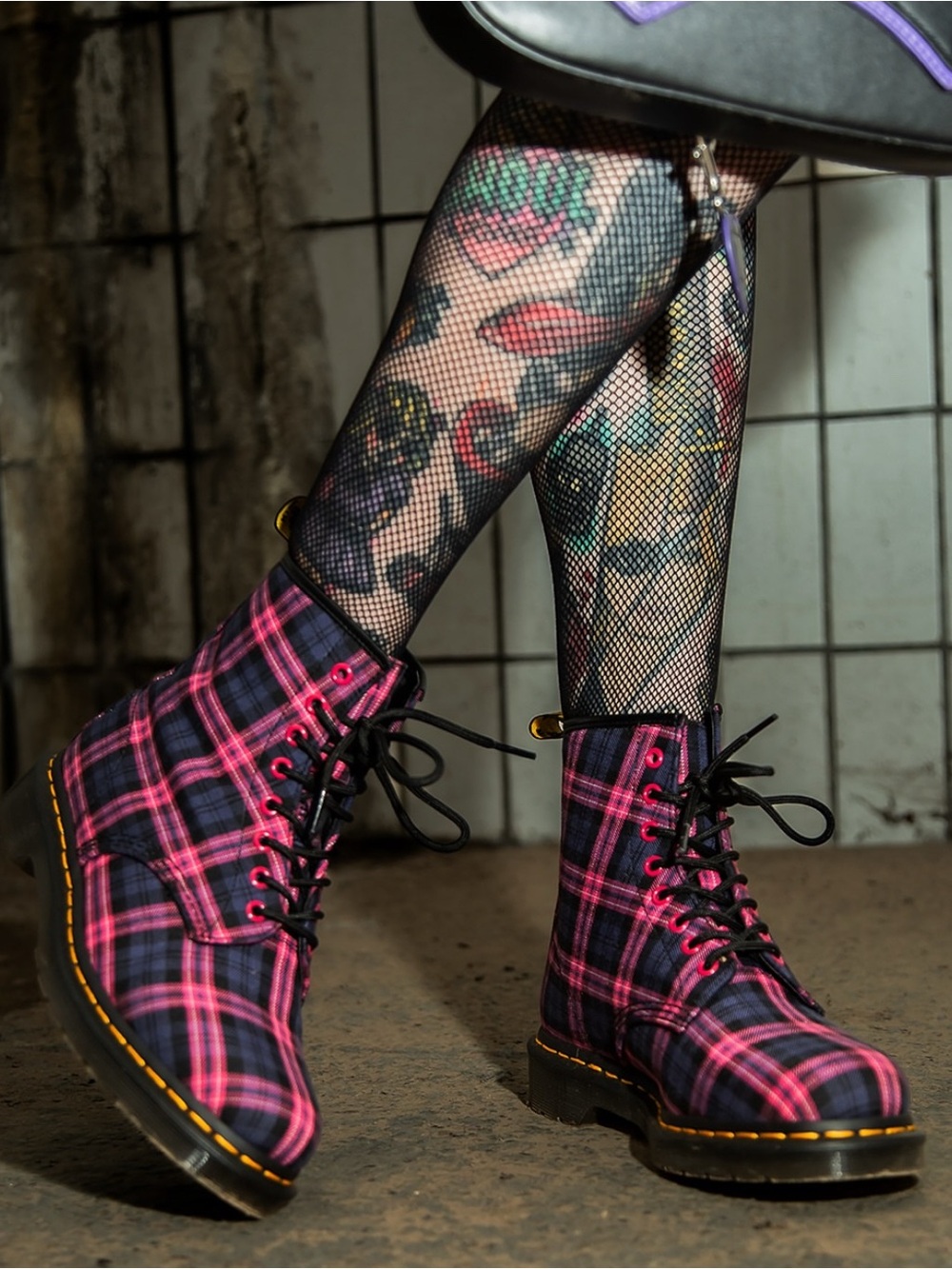DR MARTENS 1460 plaid lace up combat boots shoes women’s 8 new